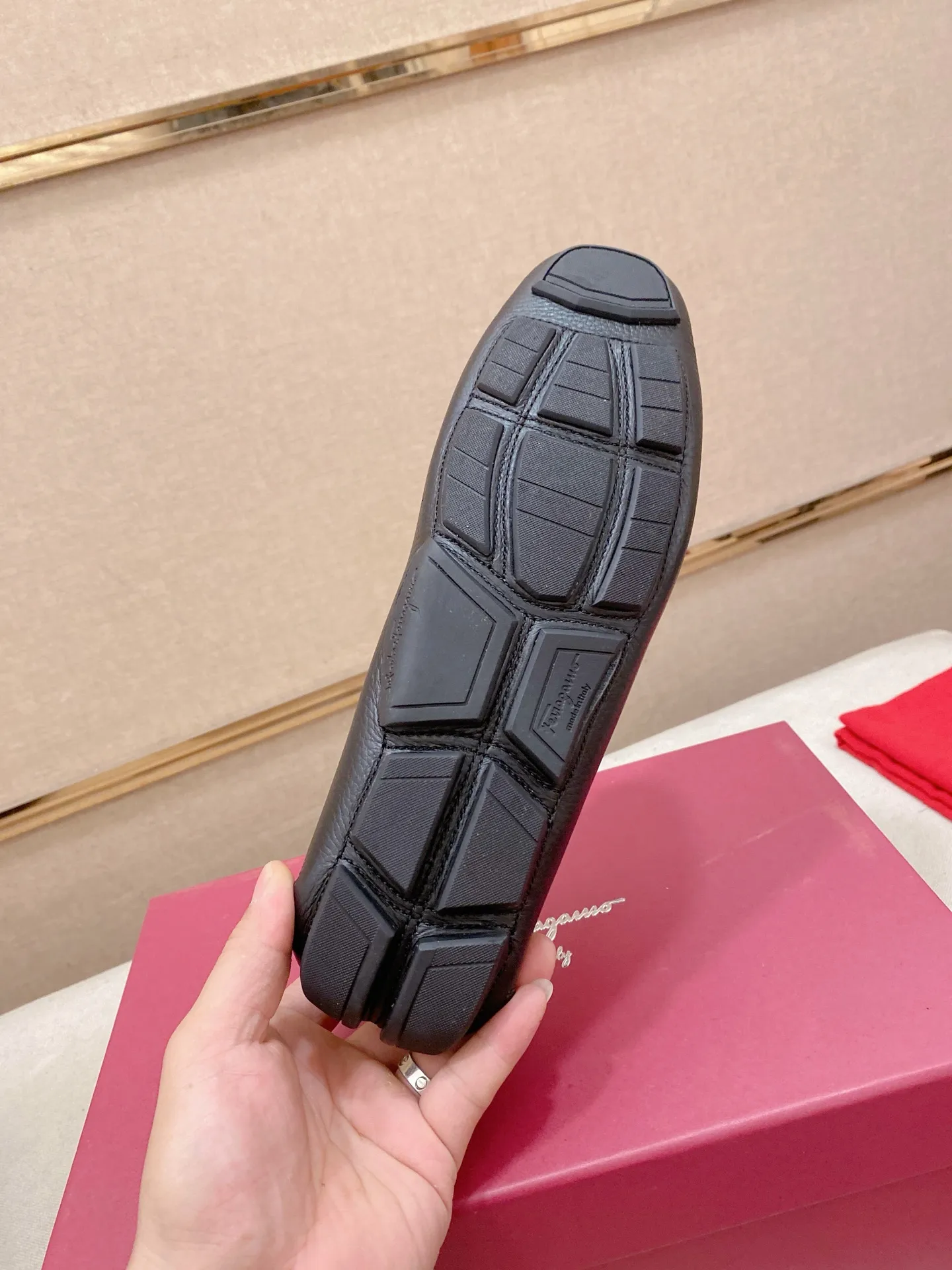 Factory price: 540💰High-end quality! Ferragamo🆕🆕Exclusive hot-selling products in stock🔥🔥New products on the shelves, high-quality Ferragamo men's pea shoes, high-end casual driving shoes, with complete packaging! 💪 💪 Material: imported first-layer cowhide 🐂 + imported high-quality water-dyed cowhide lining + wear-resistant outsole 👍🏻👍🏻 Features: high-end and comfortable, purely handmade 🚀 🚀 Create the perfect shoe that suits you best 🔥 🔥 Size: (38-44) 45 standard size can be customized!